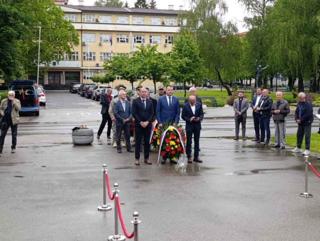 PRIJEDOR OBILJEŽAVA DAN GRADA: Položeni vijenci na spomen obilježje „Za krst časni“