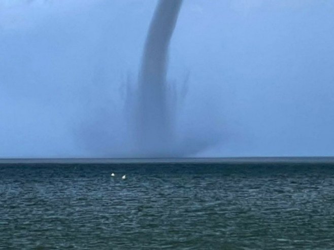 METEOROLOŠKI FENOMEN IZNAD MORA: „Pijavica“ kod Umaga (FOTO)