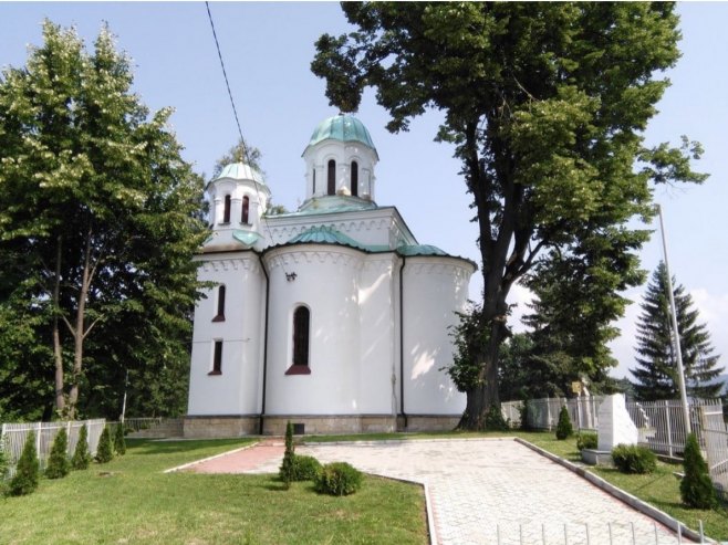 RAZVALJENA VRATA HRAMA I RAZBACANI PREDMETI: Oskrnavljen hram Svetog velikomučenika Georgija u Tuzli (FOTO)