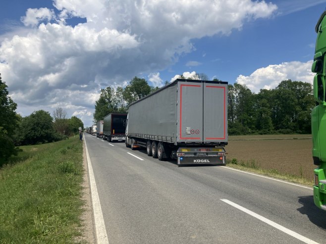 KAMIONI ČEKAJU VIŠE OD 12 SATI: Kilometarske kolone pred GP Donja Gradina