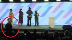 „IZVINITE SVIMA“: Makron izgubio živce na samitu i počeo da viče (VIDEO)