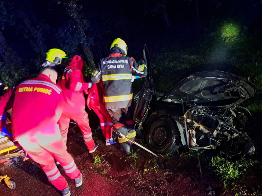 SAOBRAĆAJKA KOD BANJALUKE: Auto sletio s puta, intervenisali vatrogasci i Hitna (FOTO)
