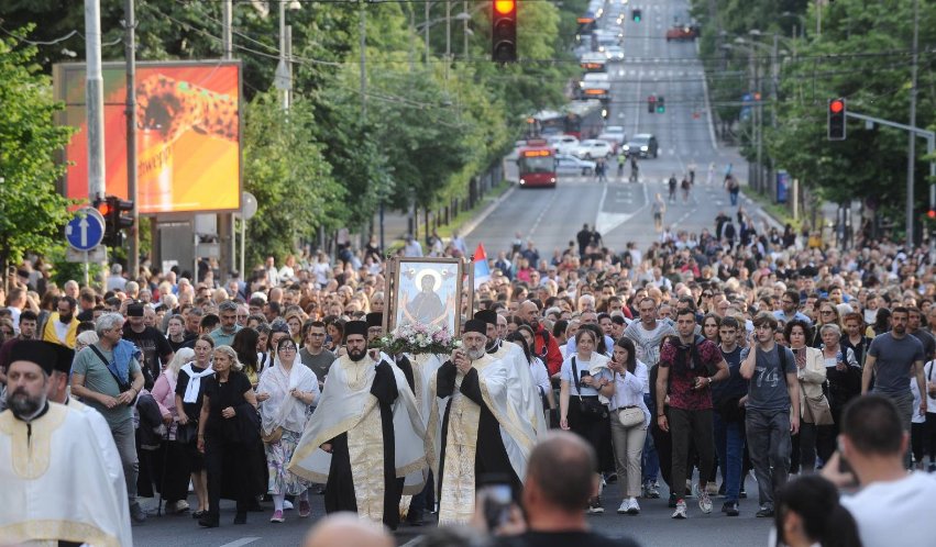 PATRIJARH PORFIRIJE PREDVODI HILJADE VJERNIKA: Veličanstveni prizori sa Spasovdanske litije u Beogradu (FOTO/VIDEO)