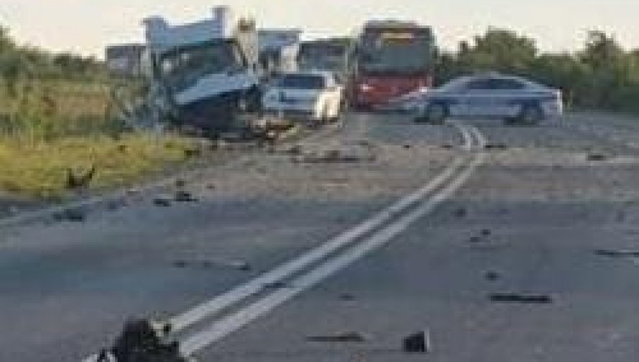 JEZIVE SLIKE SA MESTA NESREĆE NA IBARSKOJ: Ovo je auto smrti koji je odneo život mladića (FOTO)