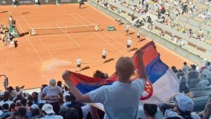 TRIJUMF IŠČUPAN U GROTLU „ŠATRIJEA“: Novak Đoković savladao Francuza Roajea i plasirao se u 3. kolo Rolan Garosa – 6:3, 6:2, 7:6, 6:3