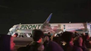 STRAVIČAN INCIDENT U DENVERU: Muškarac preskočio ogradu i izašao na pistu, ubio ga avion (UZNEMIRUJUĆI VIDEO)