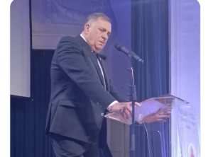 „OVO JE TRENUTAK KOJI MI NE DOZVOLJAVA DA KAŽEM SMISLENU REČENICU…“ Dodik se u suzama oprostio od Kusturića (VIDEO)