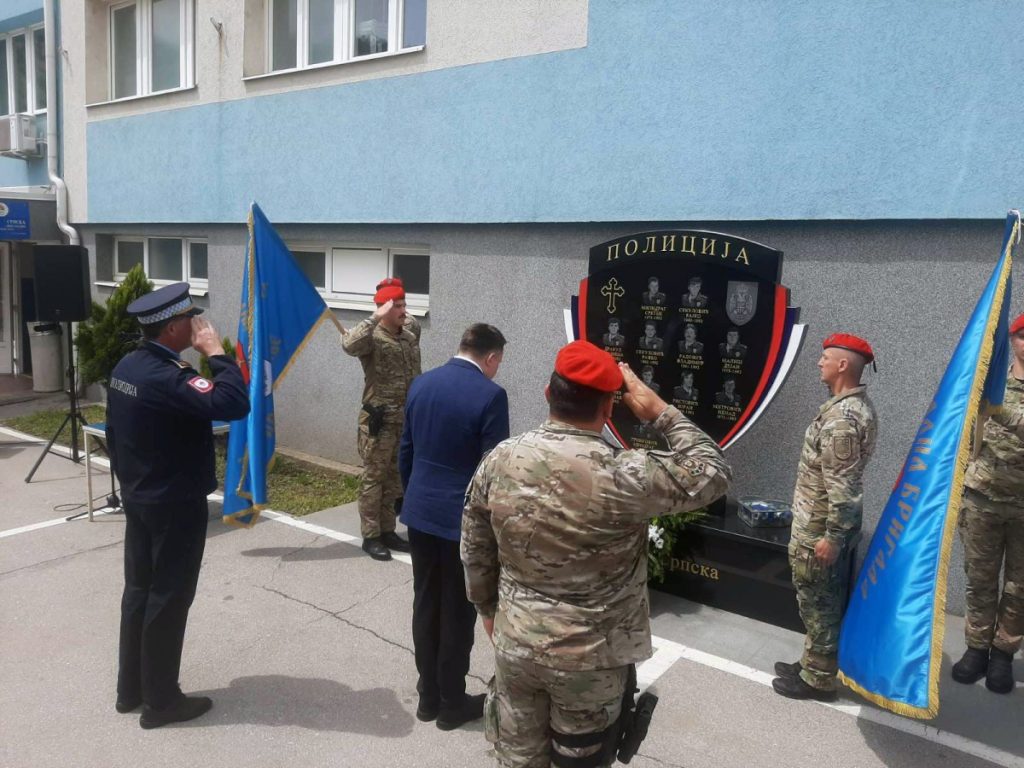 „DA BUDUĆA POKOLJENJA ZNAJU DA CIJENE ŽRTVU SVOJIH OČEVA I DJEDOVA“: Danas obilježena 31 godina od formiranja Devetog fočanskog odreda Specijalne brigade policije RS (FOTO)