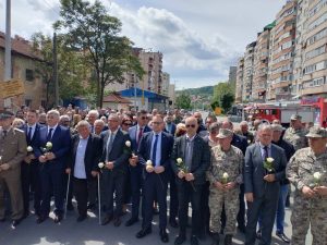 „KAO DA SMO DOŠLI U TEHERAN“ Srbi pod jakim policijskim obezbjeđenjem položili ruže za mučki ubijene vojnike JNA u Tuzli (FOTO)
