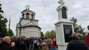 СРБИ ПРОГНАНИ СА СВОЈИХ ВЈЕКОВНИХ ОГЊИШТА: Обиљежене 34 године од страдања српског народа у Броду (ФОТО)