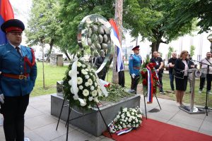 ГОДИШЊИЦА ТРАГЕДИЈЕ: Вијенци и цвијеће положени са спомен-обиљежје „Живот“ у Бањалуци (ФОТО)