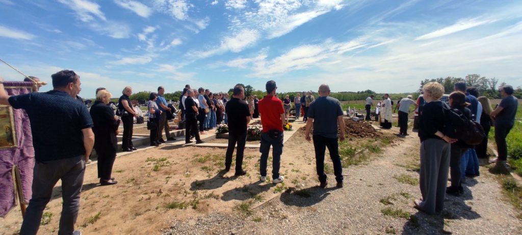 SAHRANJEN NOVINAR SRNE DARKO TERZIĆ: Porodica i prijatelji ga ispratili na vječni počinak (FOTO)