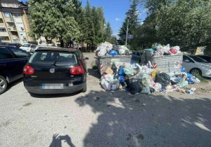 „MOLI SE VLASNIK OVOG VOZILA DA SE PREPARKIRA“ Komunalci 4 dana ne mogu da priđu kontejnerima zbog nesavjesnog vozača u Banjaluci