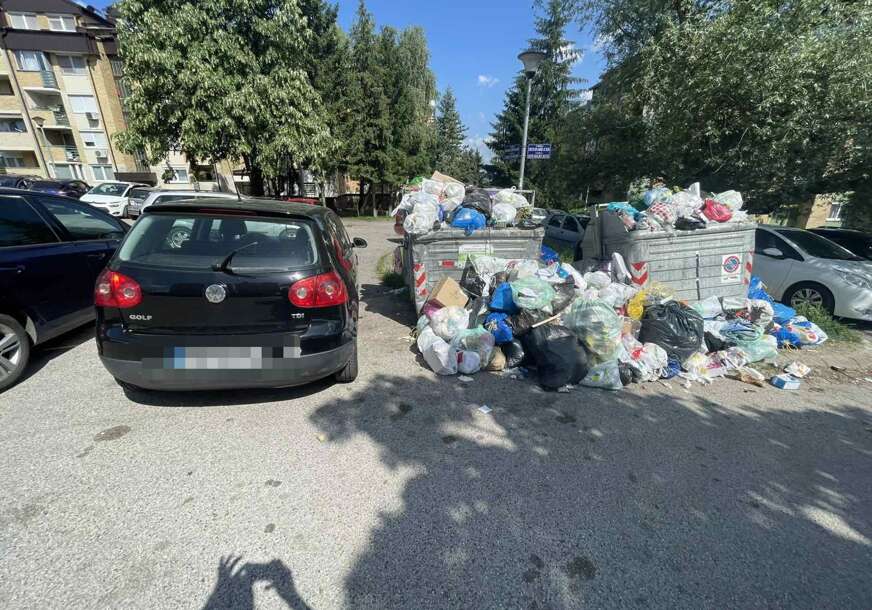 „MOLI SE VLASNIK OVOG VOZILA DA SE PREPARKIRA“: Komunalci 4 dana ne mogu da priđu kontejnerima zbog nesavjesnog vozača u Banjaluci