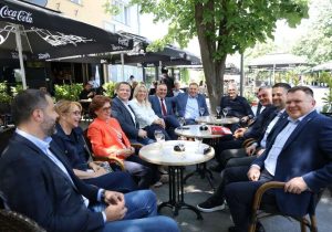 „SVI DO KRAJA ZA REPUBLIKU SRPSKU“: Dodik sa saradnicima na kafi (FOTO)
