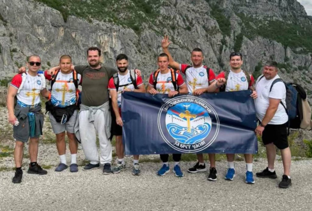 СВАКИ КОРАК КАО МОЛИТВА СВЕТОМ ВАСИЛИЈУ: Богојављенски пливачи препјешачили 500 километара из Бањалуке до Острога за болесног колегу, а покренули и низ хуманитарних акција (ФОТО/ВИДЕО)