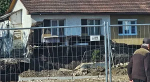 BANJALUČANI IZBJEGLI TRAGEDIJU ZA DLAKU: Srušio se stari objekat na Laušu
