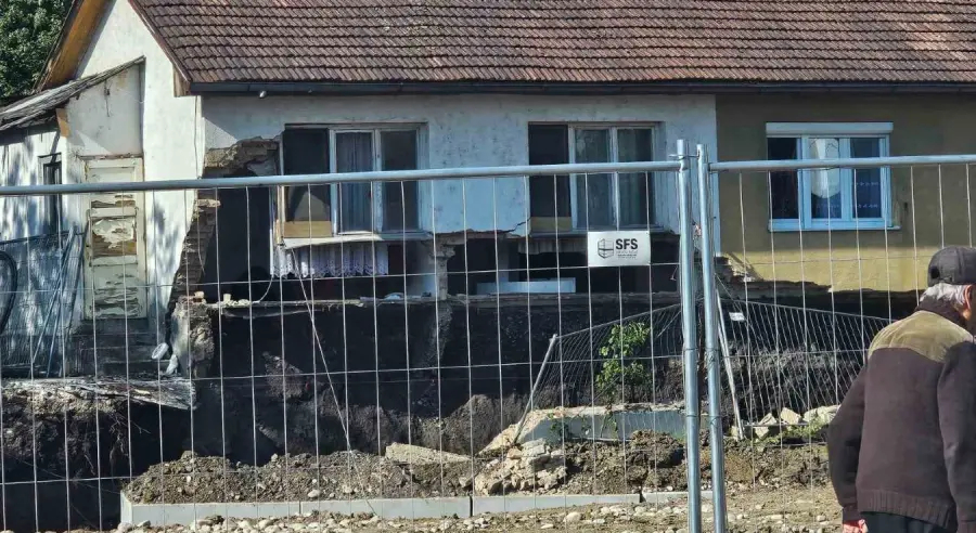BANJALUČANI IZBJEGLI TRAGEDIJU ZA DLAKU: Srušio se stari objekat na Laušu