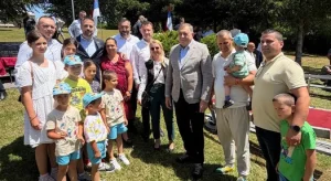 ŽIVE U TEŠKIM USLOVIMA, A SADA IM STIŽE POMOĆ: Dodik najavio izgradnju kuće za višečlanu porodicu Marić (FOTO)