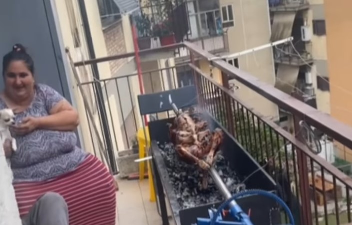 OKRENULI JAGNJE NA RAŽNJU USRED BERLINA: Komšije u šoku pozvale policiju (VIDEO)