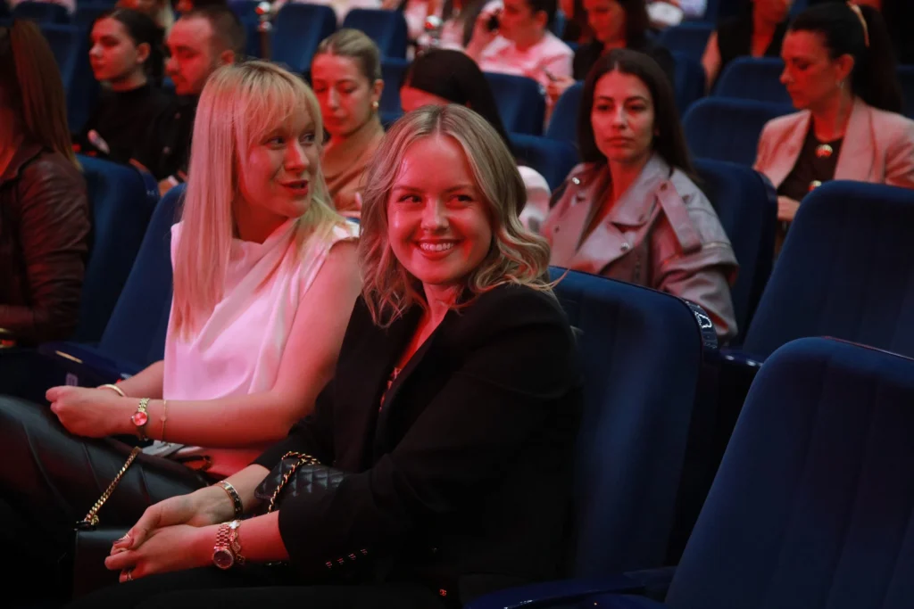 JOKIĆEVA SUPRUGA U BEOGRADU: Uživala na koncertu, privukla pažnju luksuznim stalijngom (FOTO)