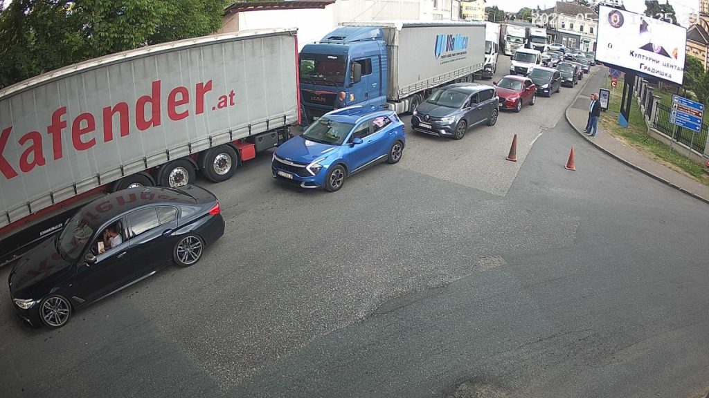 КОЛОНЕ НА ГРАНИЦАМА: Ево гдје се најдуже чека