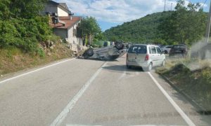 AUTOMOBILI ZAVRŠILI NA KROVU: Saobraćajna nesreća na putu kod Trebinja