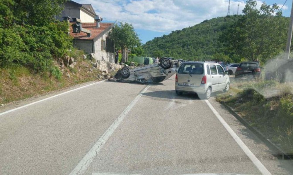 AUTOMOBILI ZAVRŠILI NA KROVU: Saobraćajna nesreća na putu kod Trebinja