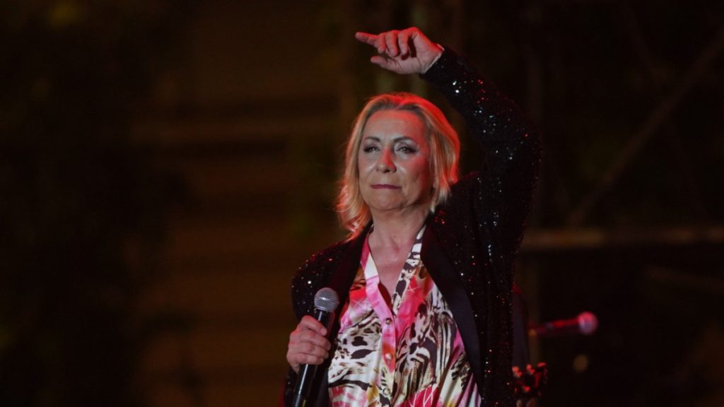 NA LICE MJESTA STIGLA HITNA POMOĆ: Vesni Zmijanac pozlio pred koncert u Beogradskoj areni