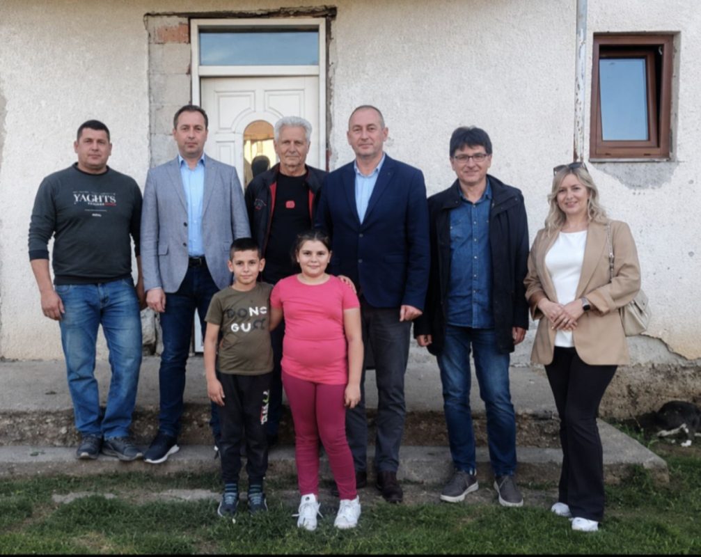 SELAK OBIŠAO SOCIJALNO UGROŽENU PORODICU BOROJEVIĆ U NOVOM GRADU: Obezbijediću priključak za električnu energiju
