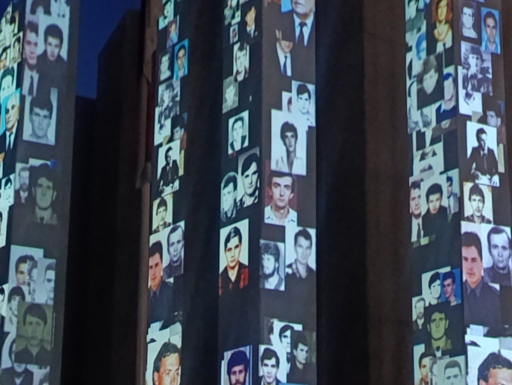 NA SPOMENIKU PRIZAZANI PORTRETI HEROJA: U centru Banjaluke prikazana fotografije i svjedočenja porodica poginulih (VIDEO)