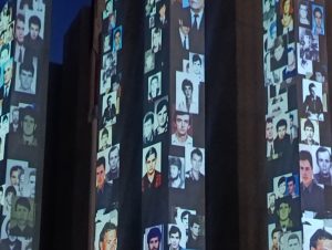 TUŽNI PRIZORI U CENTRU BANJALUKE: Na Centralnom spomeniku prikazani portreti poginulih boraca i svjedočenja njihovih porodica (VIDEO)