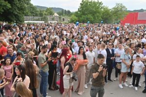 MATURA TEHNIČKE ŠKOLE: Gigant paradirao Banjalukom – 400 mladih stručnjaka proslavlja matursko veče