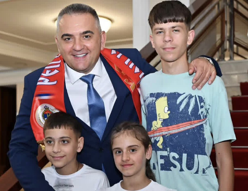 „MINIĆI SA KOSMETA MOJI SU KOLIKO I MINIĆI IZ SRPSKE“: Neočekivan susret oduševio predsjednika Vlade Srpske (FOTO)