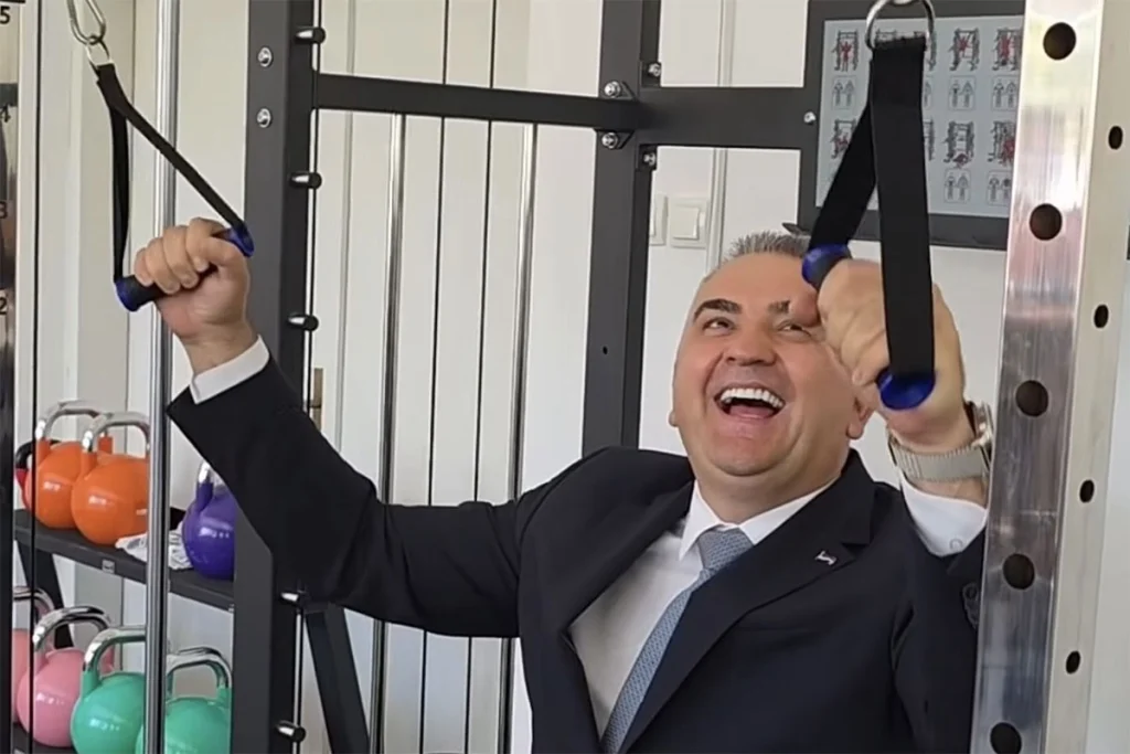PODIGAO 100 KILOGRAMA KAO OD ŠALE: Minićev snimak iz teretane postao hit na mrežama (VIDEO)