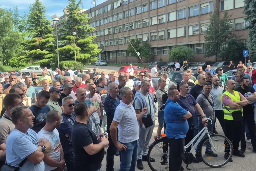 „HAMZIĆU, LOPOVE“: Radnici Nove Željezare žestoko protestovali zbog prevare oko isplate regresa i plata (VIDEO)