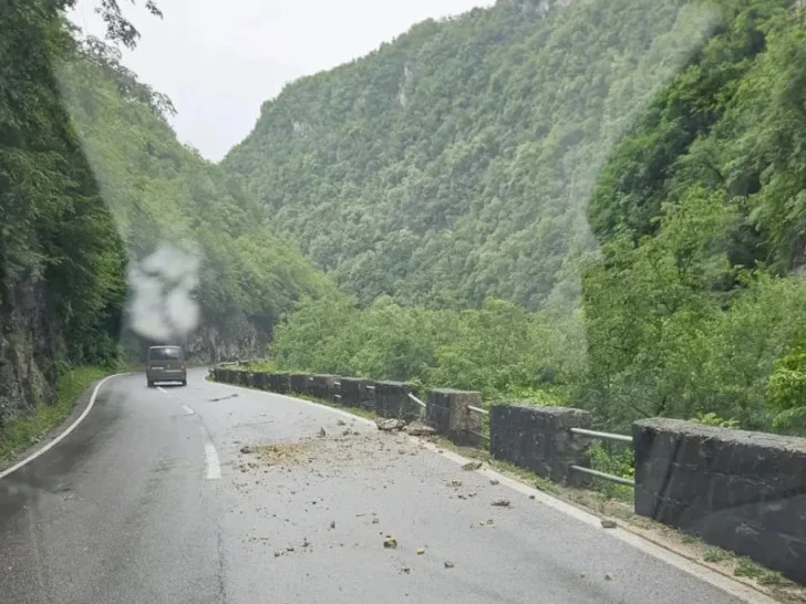 VOZAČI, OPREZ: Odron na putu kod Banjaluke