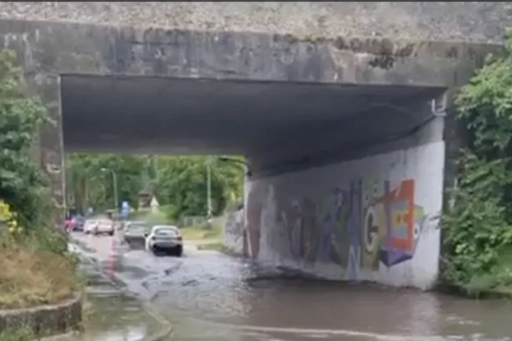 HAOS U BANJALUCI: Automobili „plovili“ ispod nadvožnjaka (VIDEO)