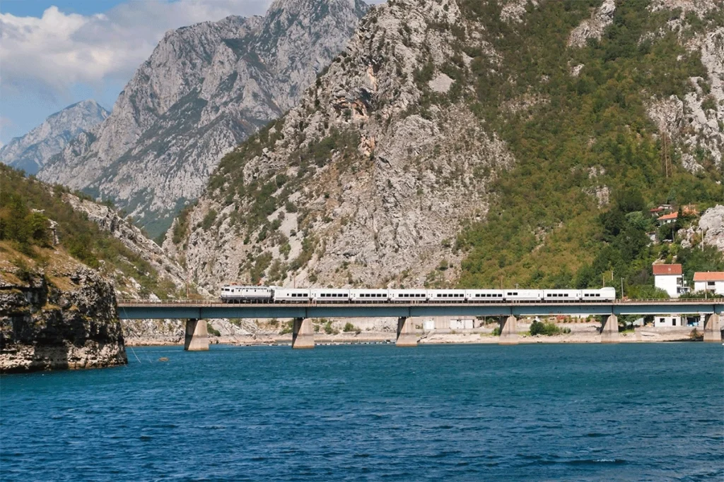 LOKOMOTIVA U KVARU, NAŠLI MIGRANTE: Voz Sarajevo-Ploče tek krenuo, pa doživio peh
