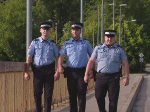 ХЕРОЈИ ИЗ ТРАПИСТА: Тројица полицајаца спријечили мушкарца да скочи с моста и спасили га од сигурне смрти
