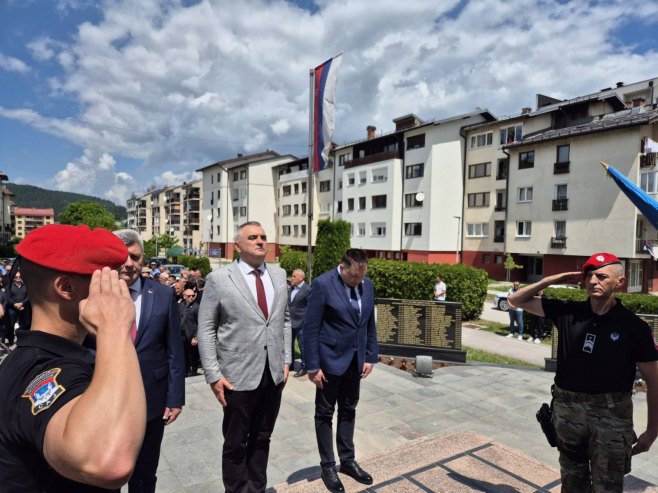„BILI SU VRH KOPLJA ODRBANE SRPSKE“: Minić prisustvovao polaganju vijenaca u znak sjećanja na 30 poginulih pripadnika Prvog odreda Specijalne brigade policije MUP-a Srpske „Jahorina“ (FOTO)