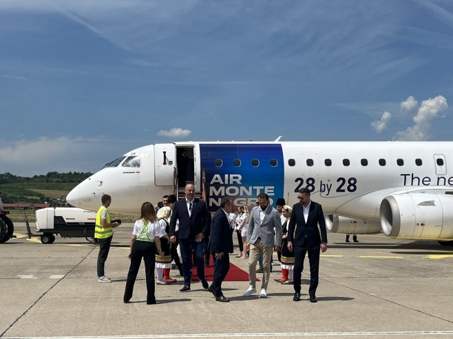 DO TIVTA ZA SAMO 35 MINUTA: Prvi putnici sletjeli na banjalučki aerodrom (VIDEO)