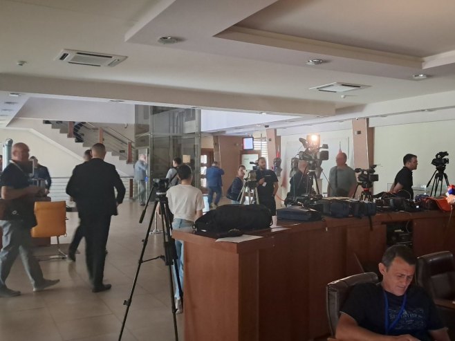 SJEDNICA NSRS NASTAVLJENA: Hol bez struje (VIDEO)