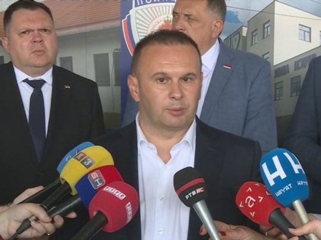 „GRAD HEROJ KOJI SE RAZVIJA U SVAKOM SEGMENTU“: Ćosić poslao snažnu poruku nakon svečanog otvaranja novog objekta PU Istočno Sarajevo