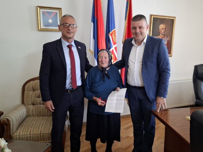 SUPRUGA POGINULOG BORCA DOBILA KROV NAD GLAVOM: Jeli Stojičić uručeni ključevi stana u Mrkonjić Gradu