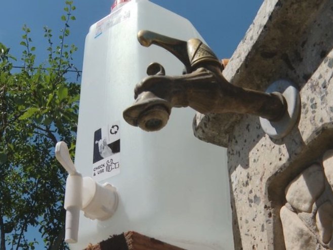 PRVE LJETNJE TEMPERATURE OSUŠILE ČESME: Mještani banjalučkog naselja Dragočaj peti dan bez vode