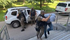 „MUĆKE“ OKO VOZAČKIH DOZVOLA: Uhapšeni u akciji „Kandidat“ sprovedeni u Tužilaštvo