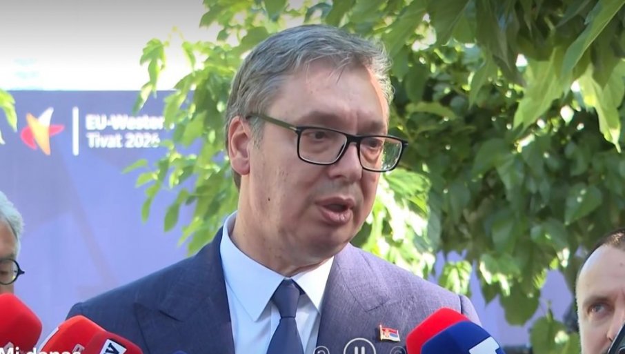 VUČIĆ SE OBRATIO IZ TIVTA: „Samo zato što su nosili dvije zastave postali su veliki neprijatelji, teroristi, ubice“