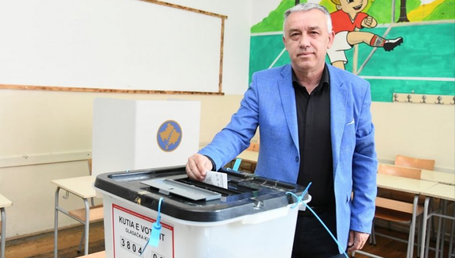 OD RANE ZORE KOLONE NA BIRALIŠTIMA: Velike gužve u srpskim sredinama na KiM