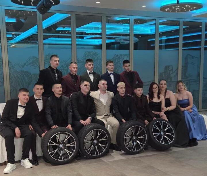 OVO SE NE VIĐA SVAKI DAN: Maturanti iz Ljubuškog razredniku priredili poklon koji je sve ostavio bez riječi (FOTO)